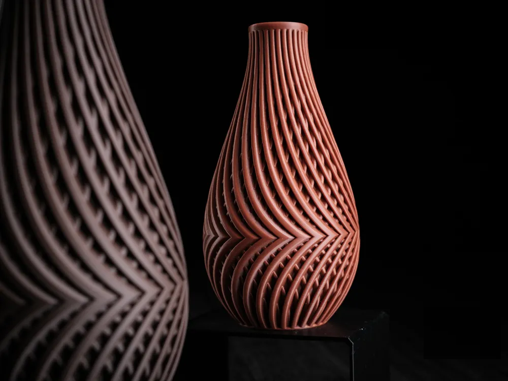 Vase Tressé Chevrons Frangi Genève — coloris terracotta, vue de face, fond noir