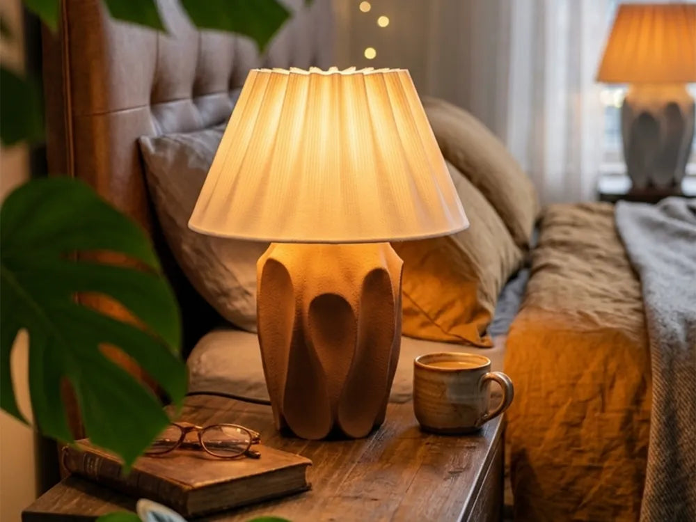 Vue rapprochée du luminaire Empreinte près d’un lit