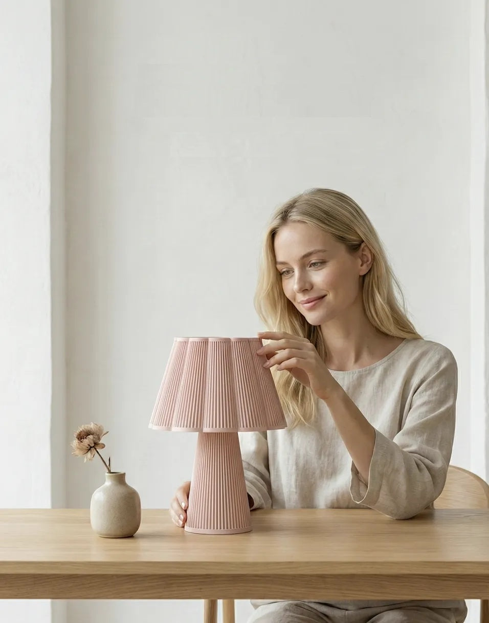 Luminaire Plissé rose présenté sur une table