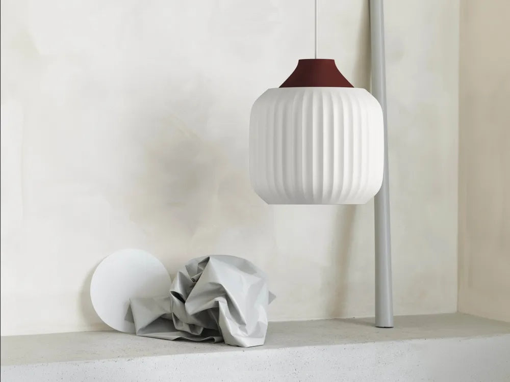 Suspension strié blanc bordeaux ambiance intérieure scandinave