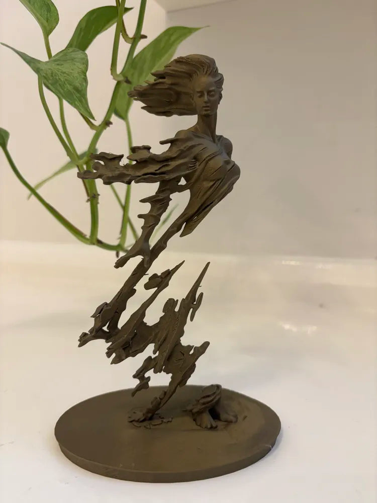 Sculpture figurative vue rapprochée avec plante verte