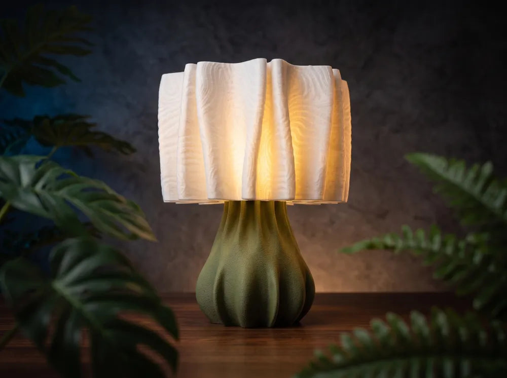 Luminaire Pétale au pied vert et abat-jour clair ondulé