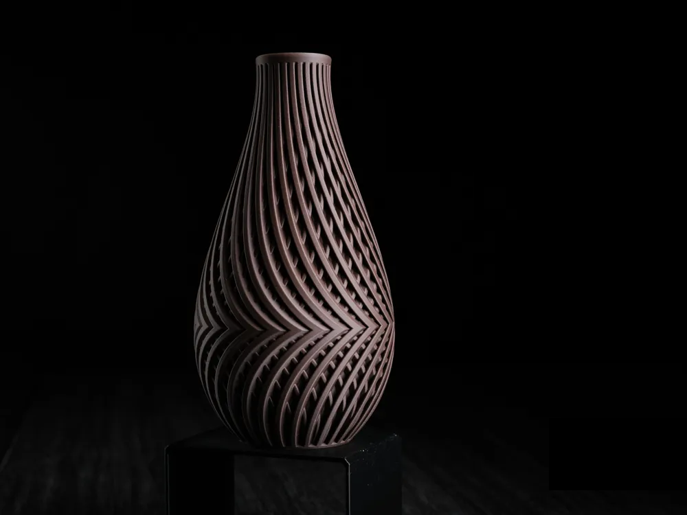 Vase Tressé Chevrons Frangi Genève — coloris brun fumé, vue de face, fond noir