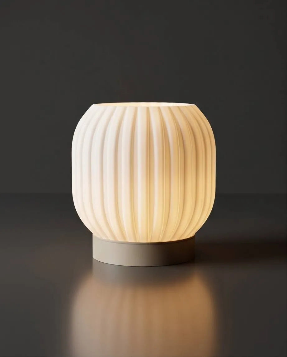 Luminaire Opale à abat-jour arrondi sur socle clair