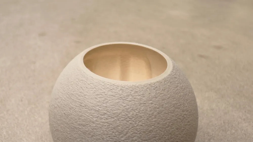 Vase Boule Sablé Frangi Genève — avec herbes de la pampa sur fond beige