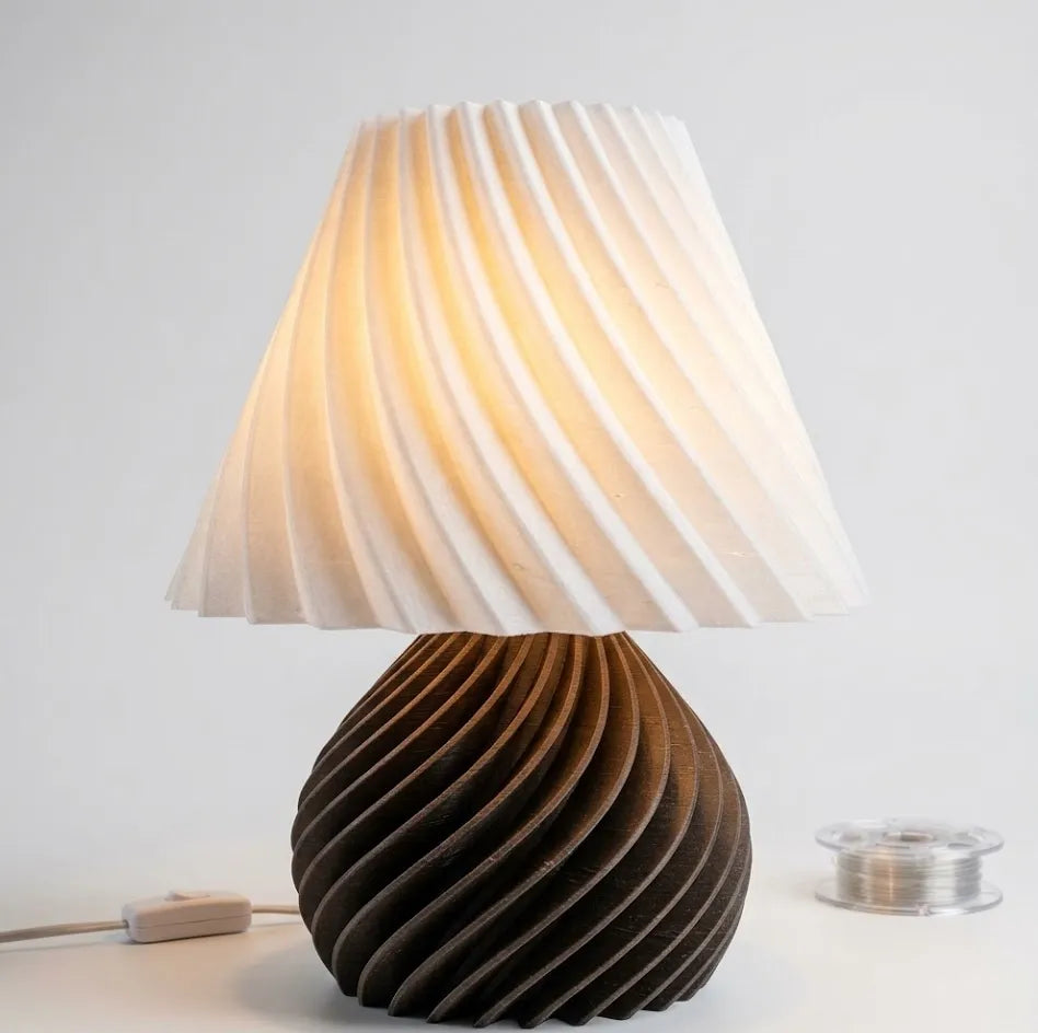 Luminaire Hélice au pied brun foncé nervuré et abat-jour clair torsadé