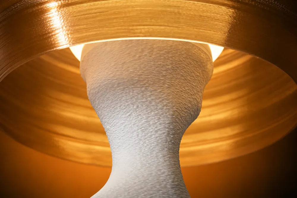 Détail du col resserré et du dessous de l’abat-jour du luminaire Ambre