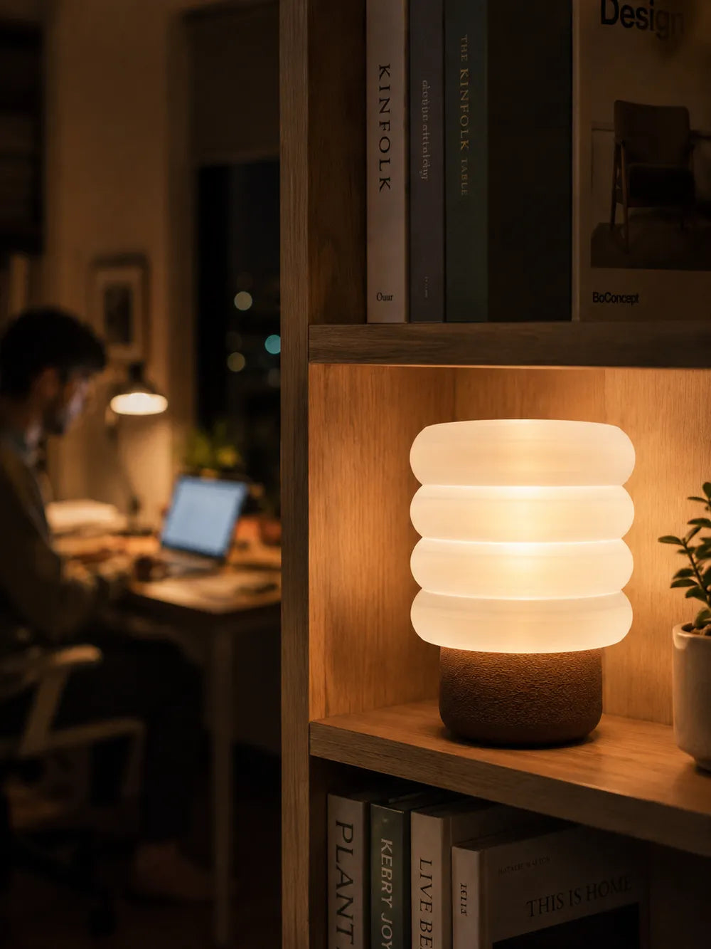 Luminaire Nuage au centre d’une table basse dans un salon