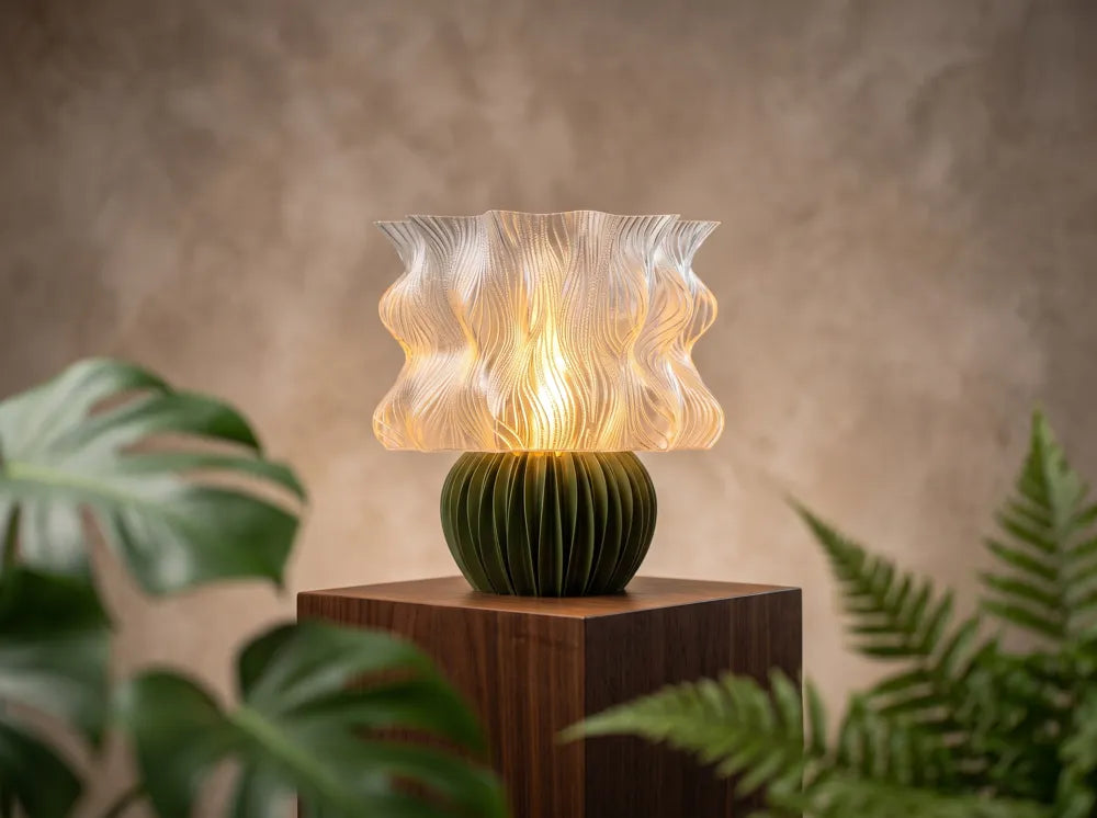 Lampe champignon translucide sur socle bois avec plantes