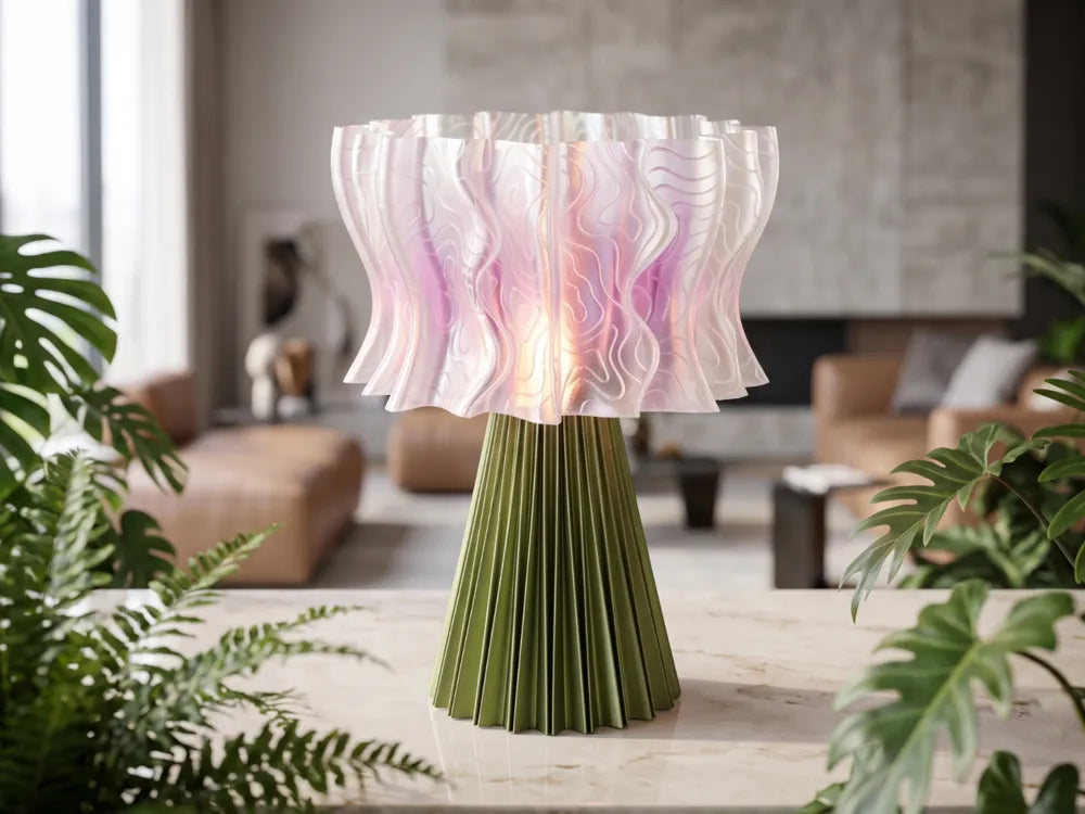 Vue rapprochée des motifs ondulés de l’abat-jour du luminaire Iris