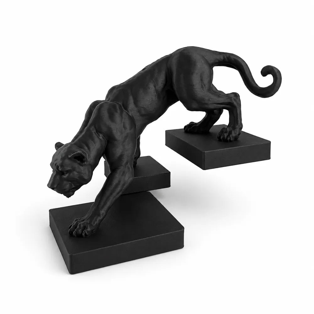 Sculpture panthère noire vue trois quarts avant sur fond blanc