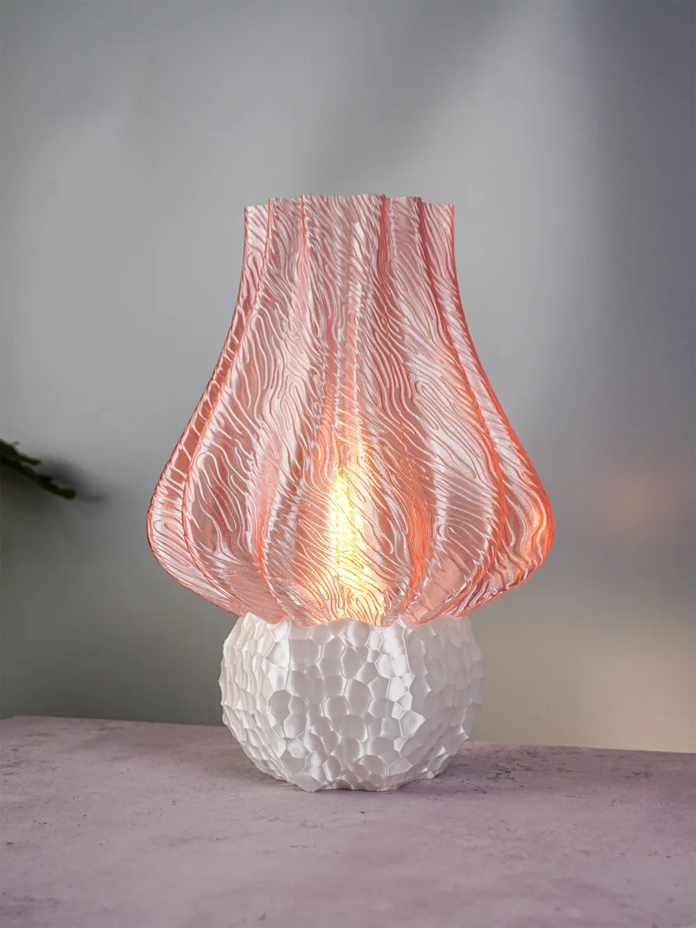 Lampe champignon vagues rose nacré base blanche texturée fond gris