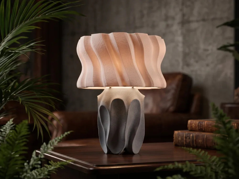 Luminaire Calice mis en scène sur une table avec des livres et des plantes