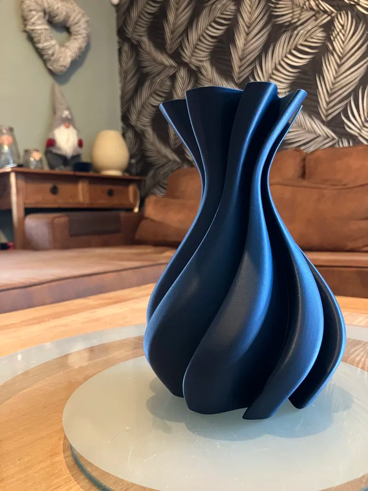 Vases Spirale bleu foncé, blanc et vert présentés ensemble