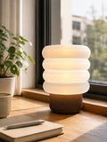 Luminaire Nuage présenté entre les mains