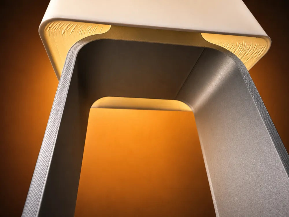 Détail intérieur du pied ouvert du luminaire Cadre