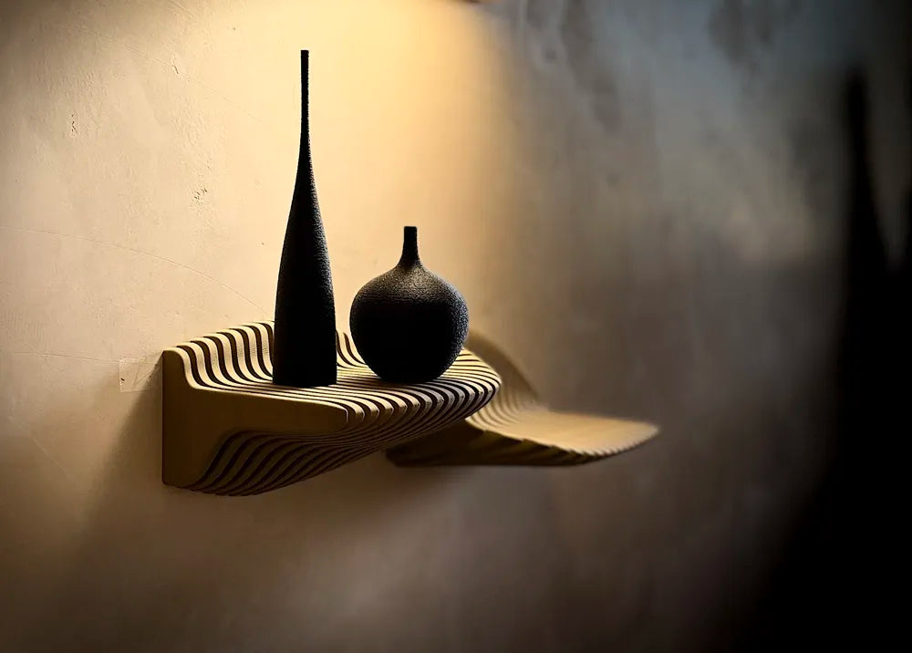 Étagère murale bois sculpté vue de face avec deux vases noirs