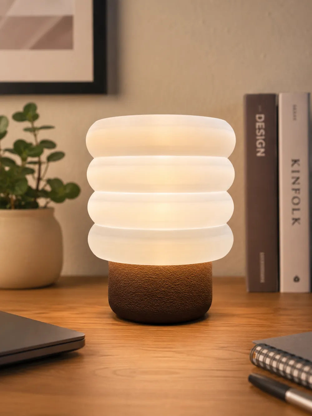 Luminaire Nuage à volumes blancs arrondis et socle brun sur un bureau